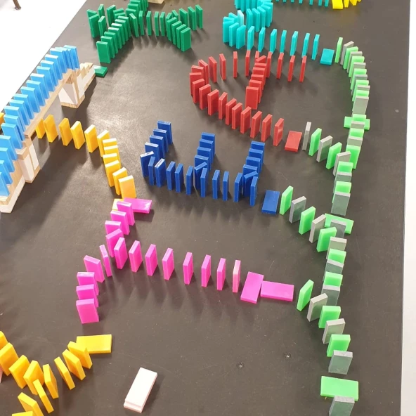 Dominos gestellt im Schriftzug TEAM