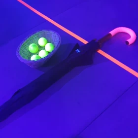 EVINTA_Schwarzlicht Bürogolf_Bild03 Golfbälle leuchten im Schwarzlicht