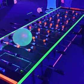 XXL-Tischkicker im Schwarzlicht