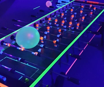 XXL-Tischkicker im Schwarzlicht