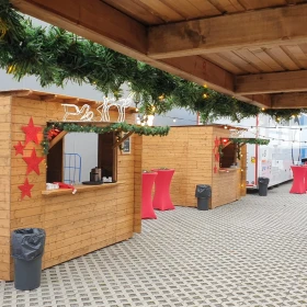 Weihnachtsmarkthütten festlich dekoriert
