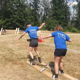 2 Personen im Teamski auf einer Wiese