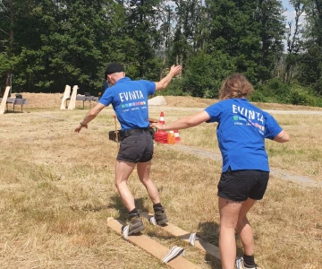 2 Personen im Teamski auf einer Wiese