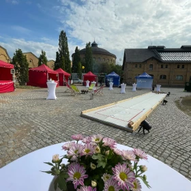 mobile Eisstockbahn, Stehtische, Sonnenliegen