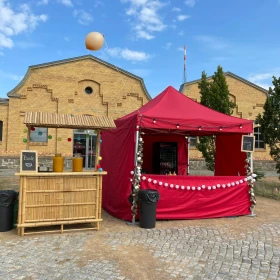 roter Pavillon als Markstand und Cocktailbar aus Bambus