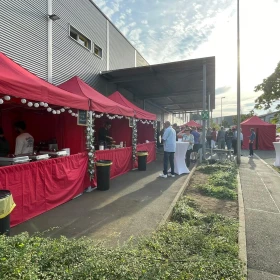 Marktstände mit roten Pavillons