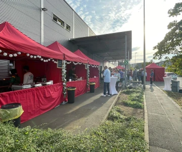 EVINTA_Firmen Sommerfest auf Ihrem Betriebsgelände_Bild05 Marktstände mit roten Pavillons
