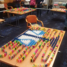 Dominosteine auf einem Tisch