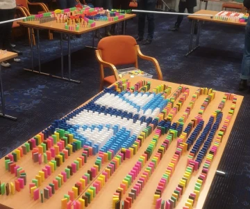 Dominosteine auf einem Tisch