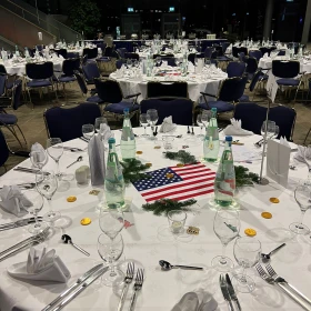 festlich geschmückte Banketttische