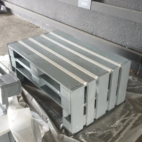 Palettentisch grau gestrichen