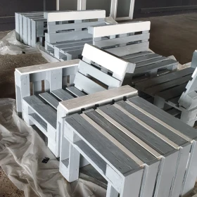 Stühle und Tische, gebaut als Paletten, grau und weiß gestrichen