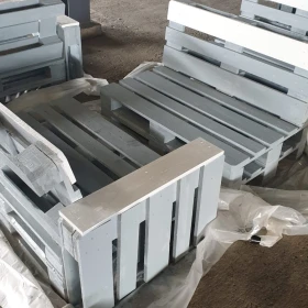 zwei Stühle, gebaut als Paletten, graue Sitzfläche und weiße Lehne