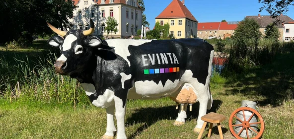 unechte Kuh Elsa mit Strohballen auf einer Wiese