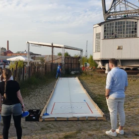 mobile Eisstockbahn im Sommer auf Sand