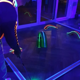 Parcours Minigolf im Schwarzlicht