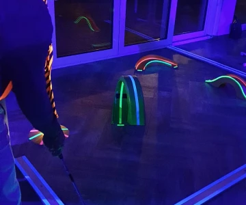 EVINTA_Schwarzlicht Bürogolf_Bild06 Parcours Minigolf im Schwarzlicht