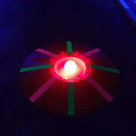 Zielloch vom Minigolf im Schwarzlicht