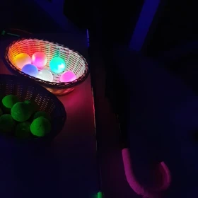 EVINTA_Schwarzlicht Bürogolf_Bild05 Golfbälle leuchten im Schwarzlicht