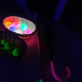 Golfbälle leuchten im Schwarzlicht