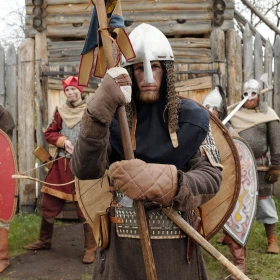 Mensch verkleidet in schottischer Kleidung