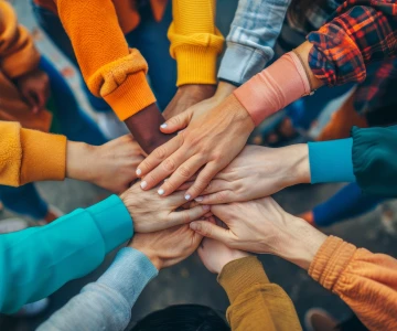 EVINTA_Corporate Social Responsibility_Bild01 viele Hände sind kreisförmig mittig übereinandergelegt