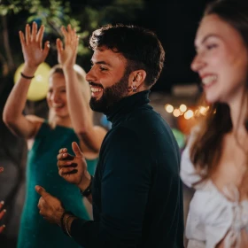 Personen genießen zusammen den Abend und feiern