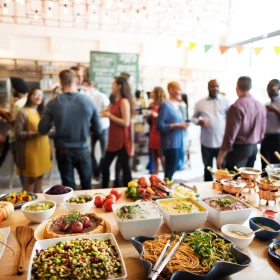 Catering, Buffet, im Hintergrund stehen Menschen