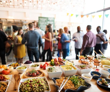 Catering, Buffet, im Hintergrund stehen Menschen