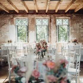 rustikale Location mit gedeckten Tischen