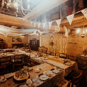 rustikale Eventlocation mit Tafel Bestuhlung