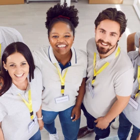 Multikulturelle Gruppe glücklicher Freiwilliger unterschiedlichen Alters, Nahaufnahme. Porträt von Mitarbeitenden einer Wohltätigkeitsorganisation. Konzept: zufriedene Emotionen, Zusammenhalt, freiwilliges Engagement.