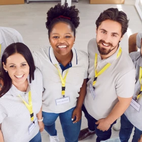 Multikulturelle Gruppe glücklicher Freiwilliger unterschiedlichen Alters, Nahaufnahme. Porträt von Mitarbeitenden einer Wohltätigkeitsorganisation. Konzept: zufriedene Emotionen, Zusammenhalt, freiwilliges Engagement.