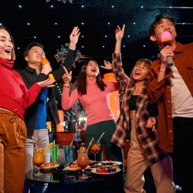 Personen singen gemeinsam mit zwei Mikrofonen