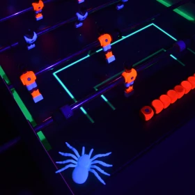 XXL-Tischkicker im Schwarzlicht