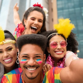 4 Personen machen ein Selfie mit spanischer Kleidung
