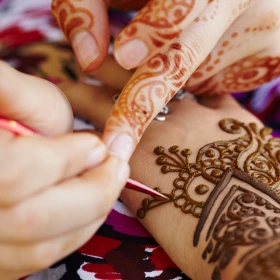 Henna Kunst auf einer Hand