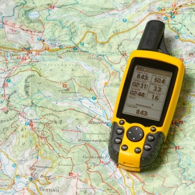 GPS Gerät liegt auf einer Landkarte