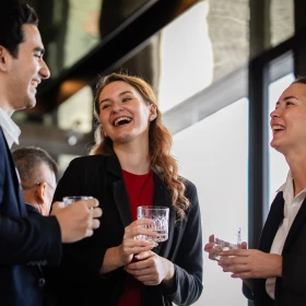 3 Personen lachen gemeinsam