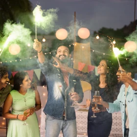 Personengruppe feiert und jubelt