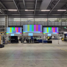 Leinwände aufgebaut in einer Halle