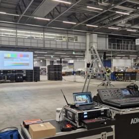 Technik und Leinwand in einer Halle