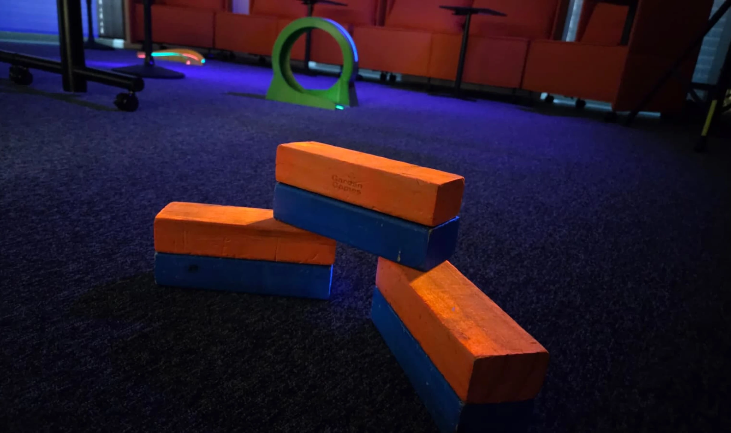 Hindernisse leuchten im Schwarzlicht