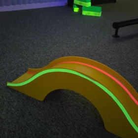Minigolf Hindernisse die leuchten im Schwarlicht