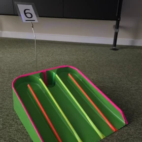 Bürogolf Ziel was unter Schwarlicht leuchtet