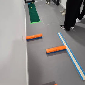 Minigolf Parcours in Flur eines Bürogebäudes
